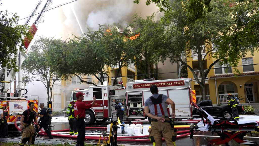 Huge apartment fire in Miami fills sky with smoke