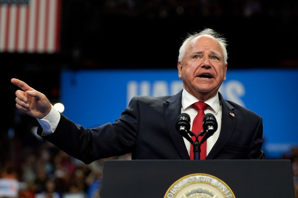 “I’m melting like a snowman outside”: Walz acknowledges extreme heat during rally remarks