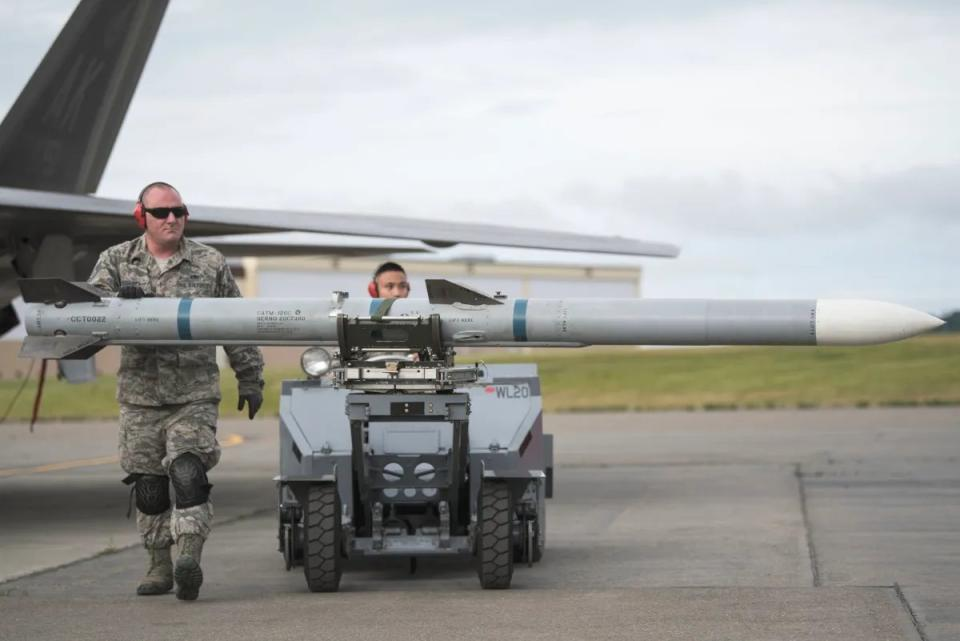 Super Hornet Appears With Unprecedented Heavy Air-To-Air Missile Load