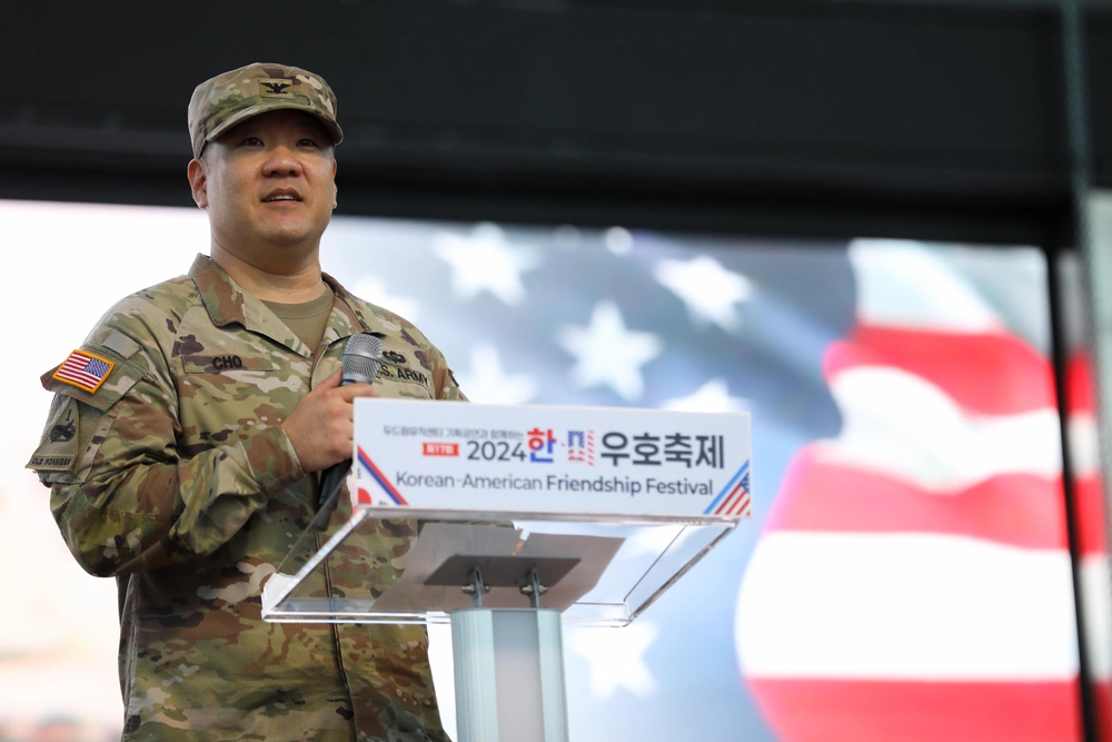 Yongsan-Casey commander receives honorary citizenship