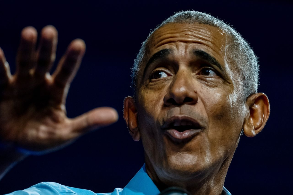 Obama tries persuading undecided voters in battleground state Wisconsin