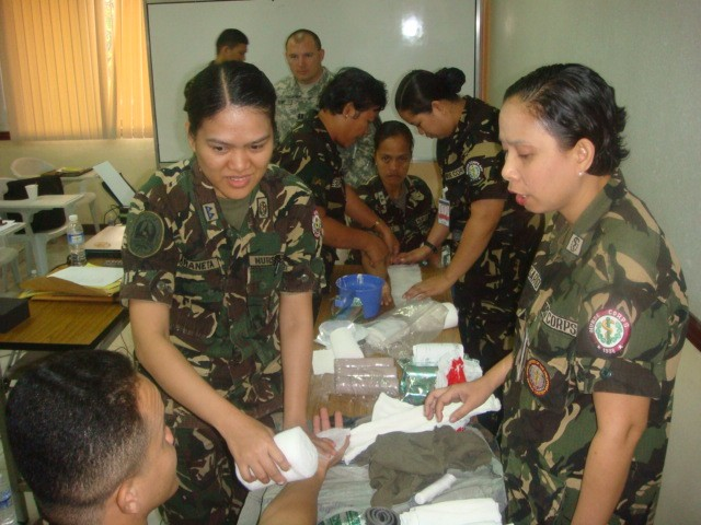 Philippine, U.S. personnel review combat casualty care procedures during two week medical exchange