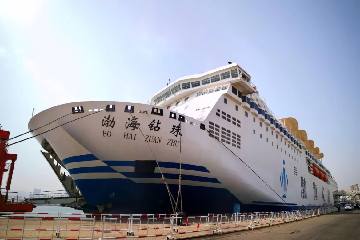 Why are 7 large mainland Chinese ro-ro cargo ships sailing in the Taiwan Strait?